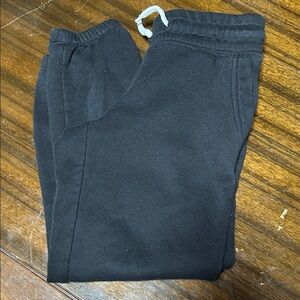 Girls old navy size 6:7 black joggers. Great condition.